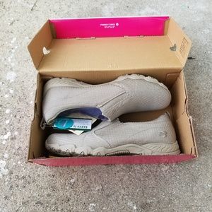 NWT Sketchers Relax fitt!!
